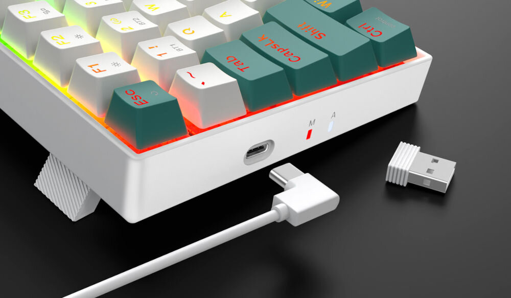 Klawiatura K678WG-RGB-PRO Singed wszechstronność połączeń dzięki trzem różnym trybom
połączenia - tryb bezprzewodowy 2,4 GHz, Bluetooth, przewodowy za pomocą odłączanego kabla USB-A / USB-C o długości 1,5 m
(przewód w zestawie)
wbudowany akumulator o pojemności 1600 mAh oferujący do kilku dni pracy bez potrzeby ładowania, produkt na czarnym blacie,
kabel zakończony wtyczką USB-C, adapter USB-A 2,4 GHz