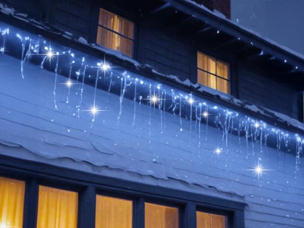 Kurtyna dekoracyjna EXTRALINK 9898 500 LED Sieciowe 20 m Biały, LED, sople, flash, dekoracja, kurtyna rozwieszona na ścianie budynku świeci ciepłym kolorem