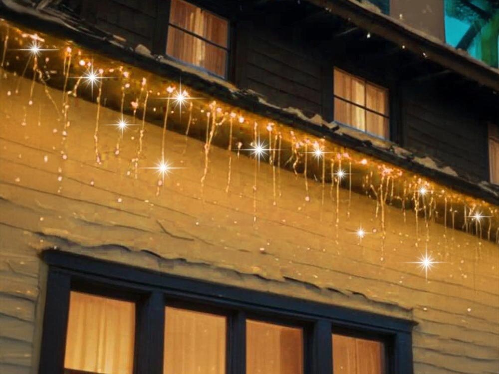 Kurtyna dekoracyjna EXTRALINK 9881 500 LED Sieciowe 20 m Biały, LED, sople, flash, dekoracja, kurtyna rozwieszona na ścianie budynku świeci ciepłym kolorem