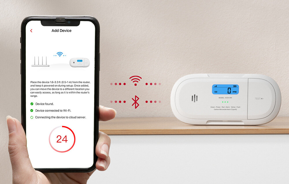 Czujnik tlenku węgla X-SENSE XC04-WX Wi-Fi, Całodobowa ochrona, Czujnik na blacie, obok telefon z aplikacją Xsense