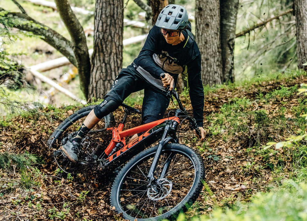 Kask rowerowy ABUS Modrop Pine Zielony (rozmiar M, 54-58 cm) MIPS las osoba na rowerze na skarpie ochrona wygoda bezpieczeństwo