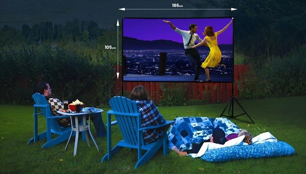 Ekran projekcyjny EXTRALINK Foldable Projection Screen PSF-84 biała matowa tkanina PVC 4K Full HD, osoby oglądające film w plenerze na ekranie projekcyjnym