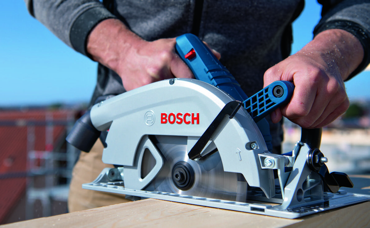 BOSCH GKS 18V-51 06019M3122 - pilarka trzymana w ręku podczas pracy