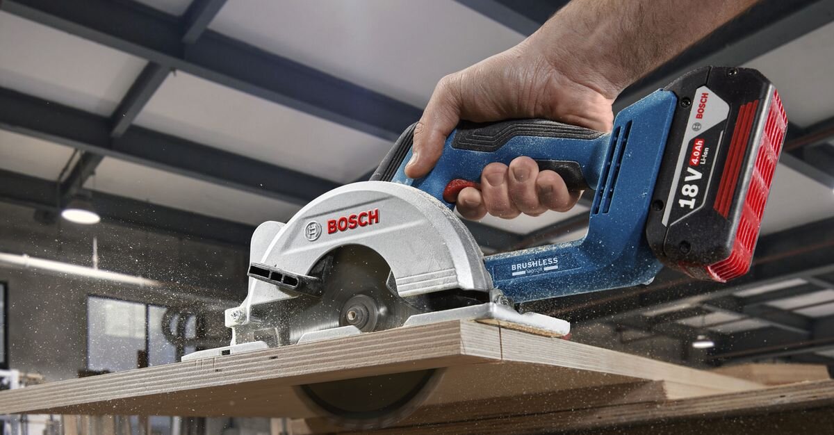 BOSCH GKS 18V-51 06019M3122 BOSCH GKS 18V-68 Professional bezprzewodowe narzędzie bezszczotkowemu silnikowi 18 V - pilarka na placu budowy podczas cięcia drewna