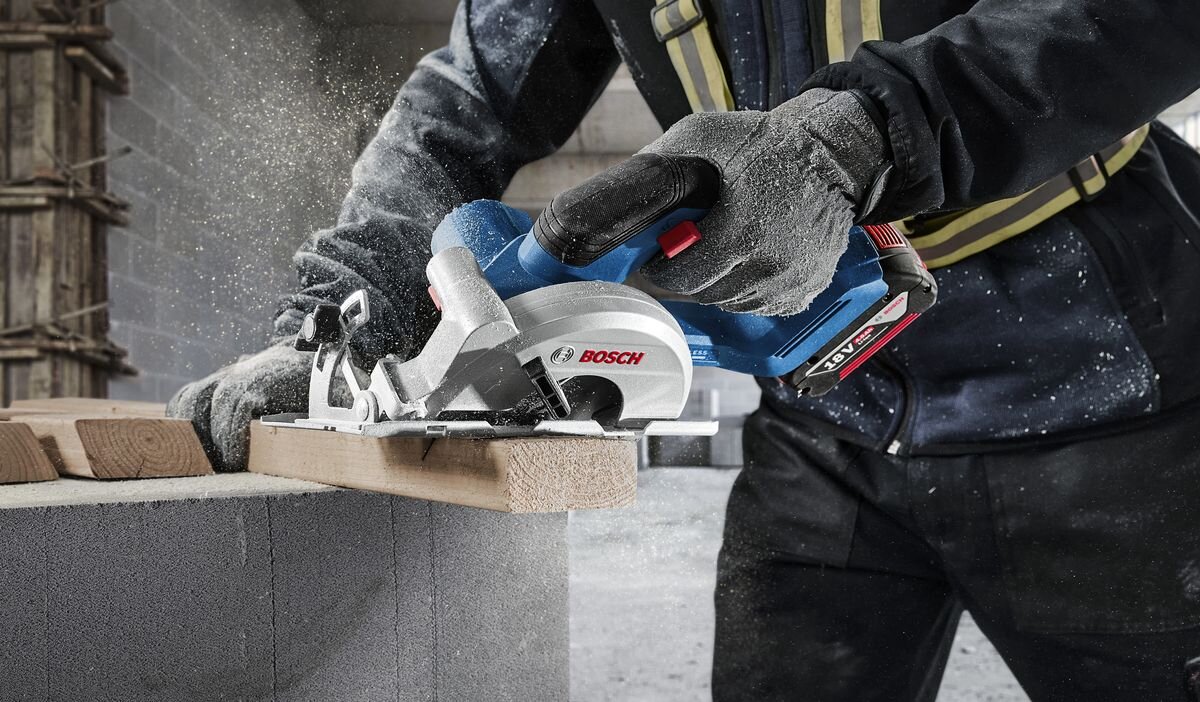 BOSCH GKS 18V-51 06019M3122 precyzyjnych cięciach wgłębnych w głębokość cięcia do 51 mm przy kącie 0° oraz 35 mm przy 45° - pilarka podczas cięcia pod kątem