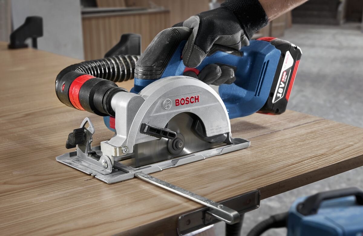 BOSCH GKS 18V-51 06019M3122 bezpieczeństwo użytkownika oraz otoczenia. wyprofilowana rękojeść antypoślizgowego materiału - ręka trzymana na rękojeści