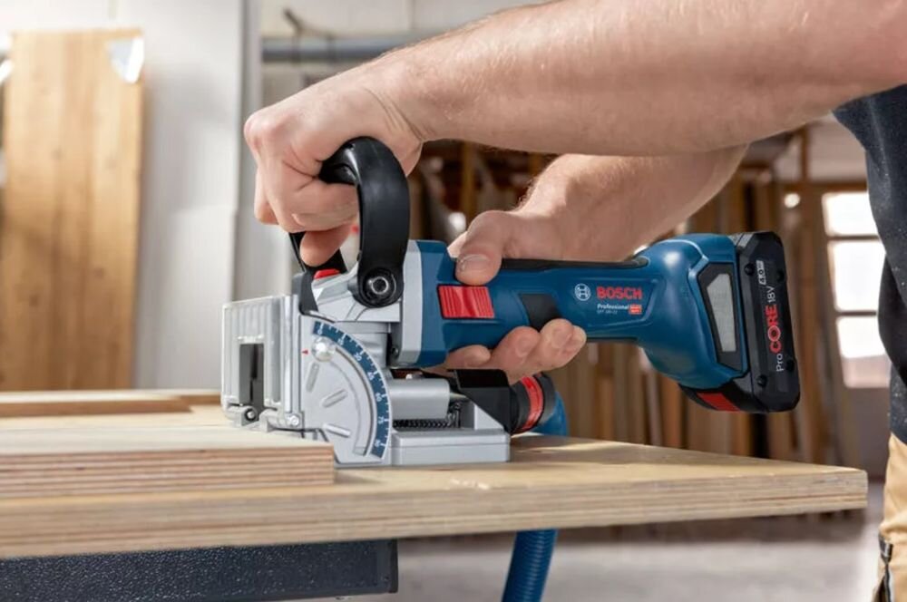 Frezarka BOSCH Professional GFF 18V-22 0601620101, frezarka, akumulatorowa, lamelki, meble, Zbliżenie na bezprzewodową lamelownicę Bosch Professional 18V