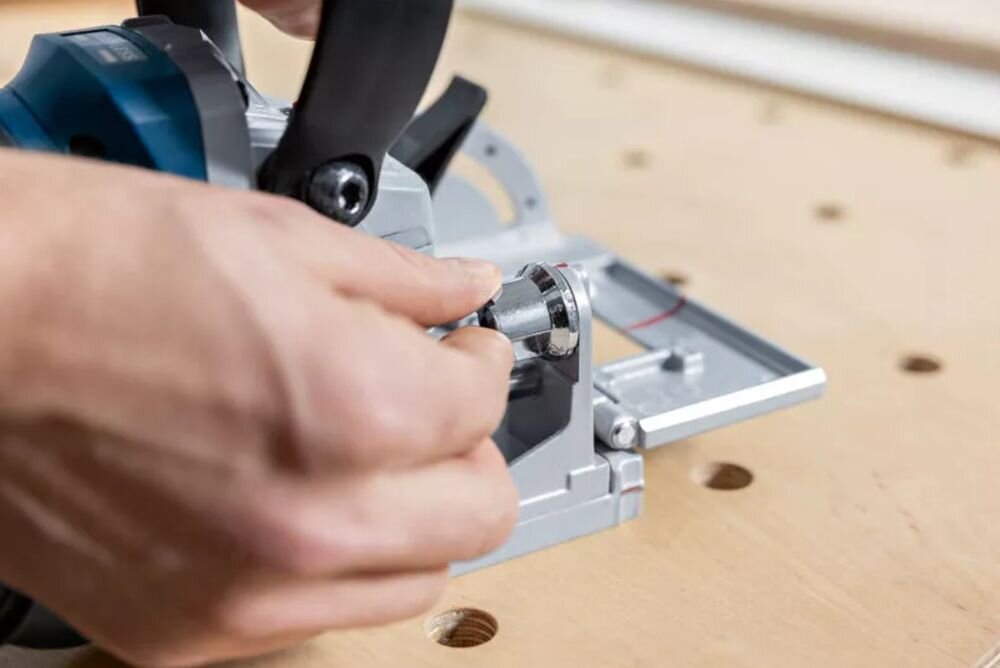 Frezarka BOSCH Professional GFF 18V-22 0601620101, bosch, akumulator, system, mobilność, Regulacja głębokości frezowania za pomocą pokrętła w urządzeniu
