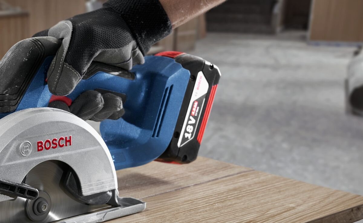 BOSCH GKS 18V-51 06019M3120 akumulatorami i ładowarkami Bosch Professional 18 V akumulatorów Bosch Professional 18 V ograniczyć koszty zakupu dodatkowego osprzętu - zbliżenie na akumulator pilarki