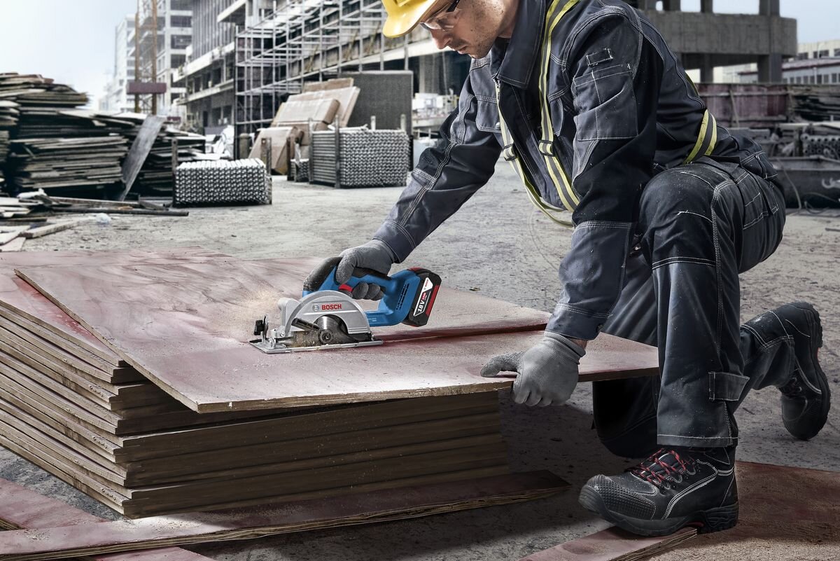 BOSCH GKS 18V-51 06019M3120 Tarcza tnąca średnicy 140 mm średnicy otworu tarczy 20 mm drewnopodobnych wszystkich typów drewna stalowe zęby - pilarka podczas cięcia na tle budowy