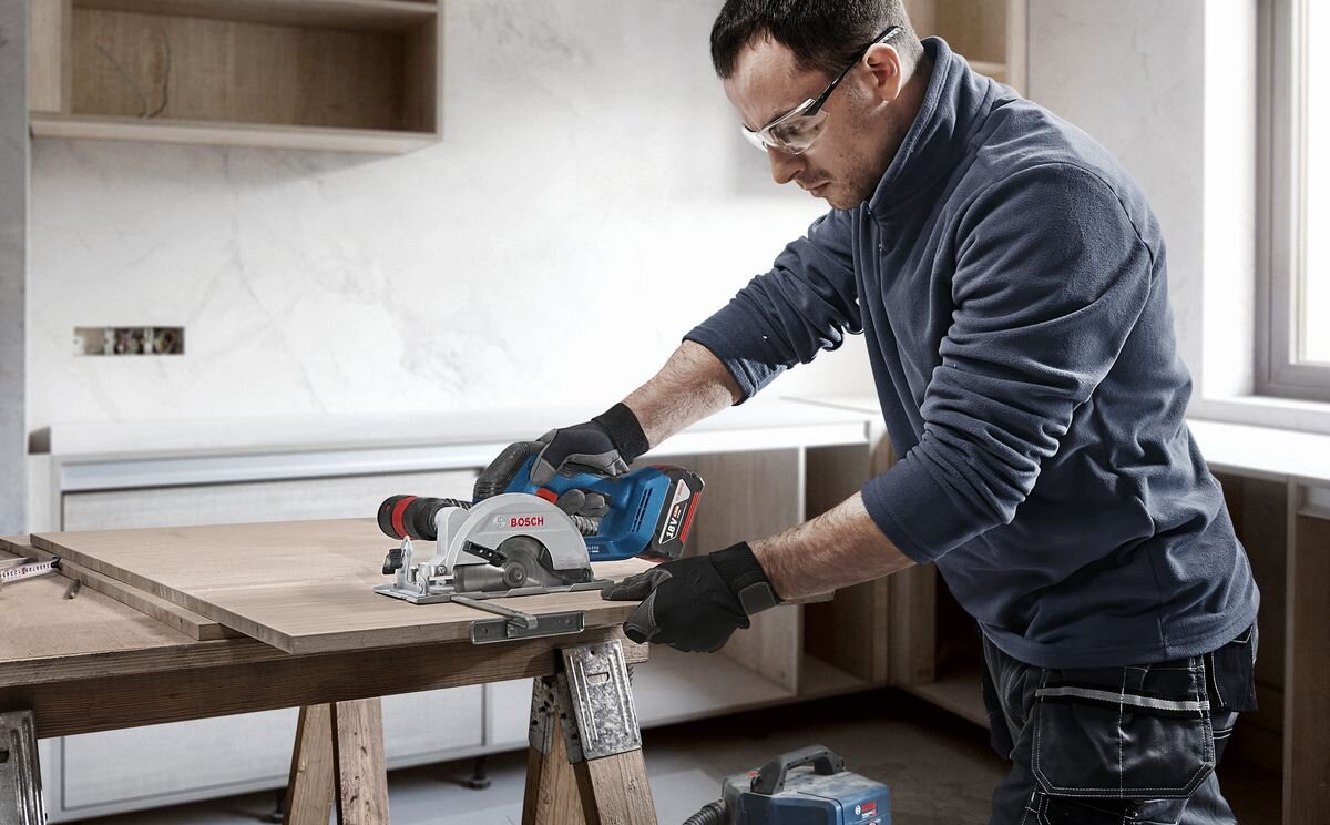 BOSCH GKS 18V-51 06019M3120 funkcję miękkiego startu Nadmuch linii cięcia podświetlenie LED - pilarka podczas precyzyjnego cięcia drewna