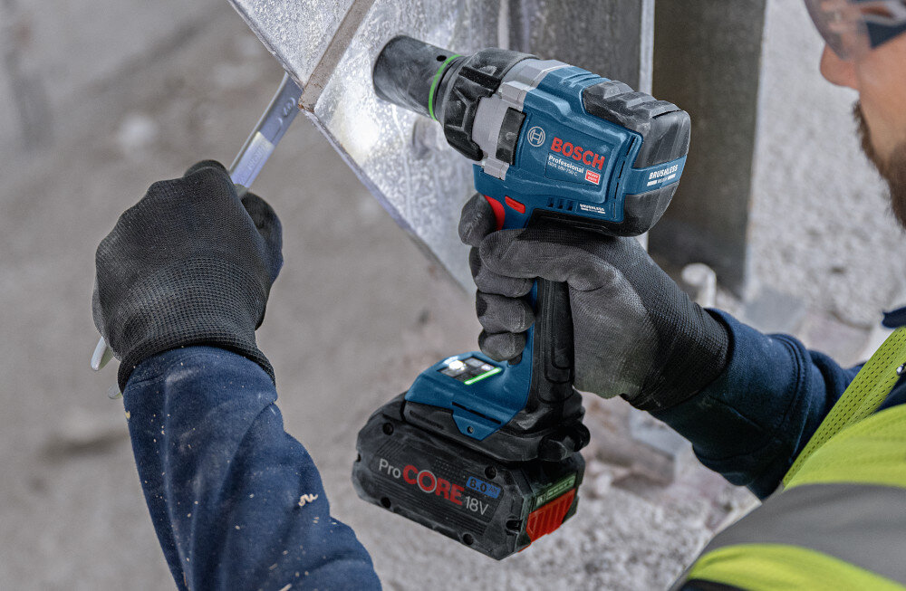 Klucz udarowy BOSCH GDS 18V-750 plac budowy osoba dokręca śruby w metalowych elementach trzy zakresy momentu obrotowego - 270 Nm, 380 Nm oraz 750 Nm dopasowanie siły działania do konkretnego zadania bezpieczeństwo i powtarzalność efektów moment zrywający 1000 Nm praca z zapieczonymi i mocno osadzonymi połączeniami może obsługiwać śruby i nakrętki M12–M22