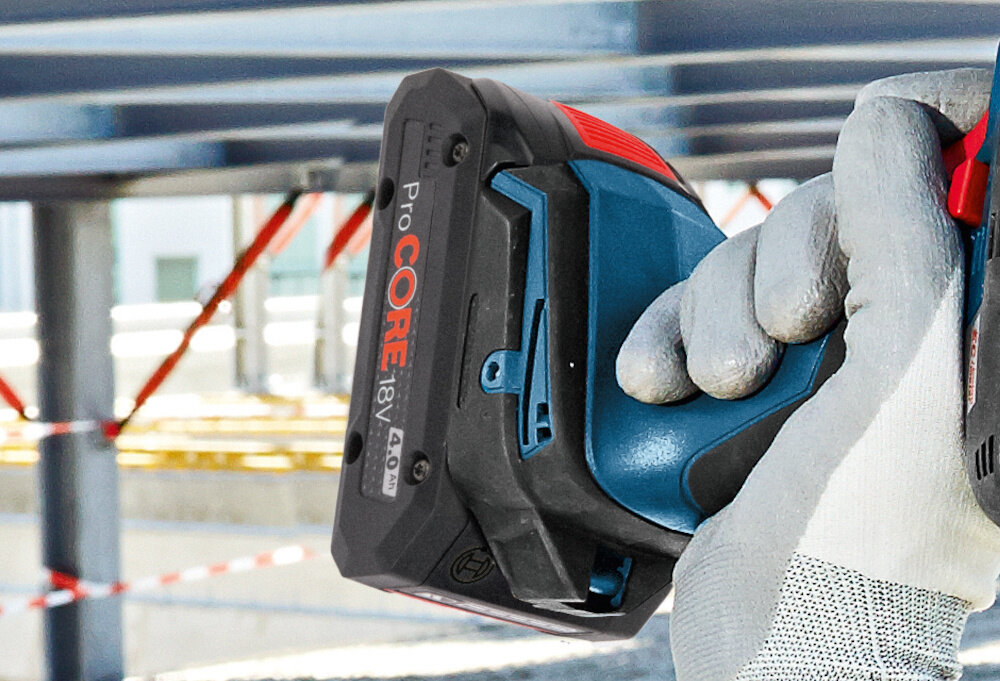 Klucz udarowy BOSCH GDS 18V-750 C 06019L9003 plac budowy zbliżenie na akumulator zasilany akumulatorowo pełna swoboda pracy bez ograniczeń wynikających z kabla zwiększa komfort użytkowania pracę w trudno dostępnych miejscach dwa akumulatory z serii ProCore o pojemności 4.0 Ah ładowarka