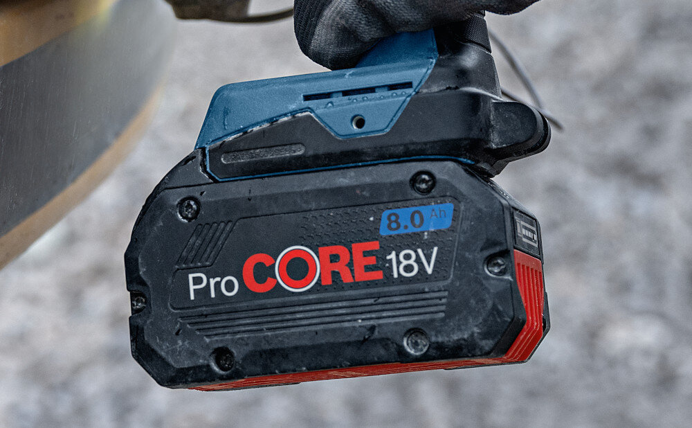 Klucz udarowy BOSCH GDS 18V-750 C 06019L9002 plac budowy zbliżenie na akumulator zasilany akumulatorowo pełna swoboda pracy bez ograniczeń wynikających z kabla zwiększa komfort użytkowania pracę w trudno dostępnych miejscach dwa akumulatory z serii ProCore o pojemności 8.0 Ah ładowarka