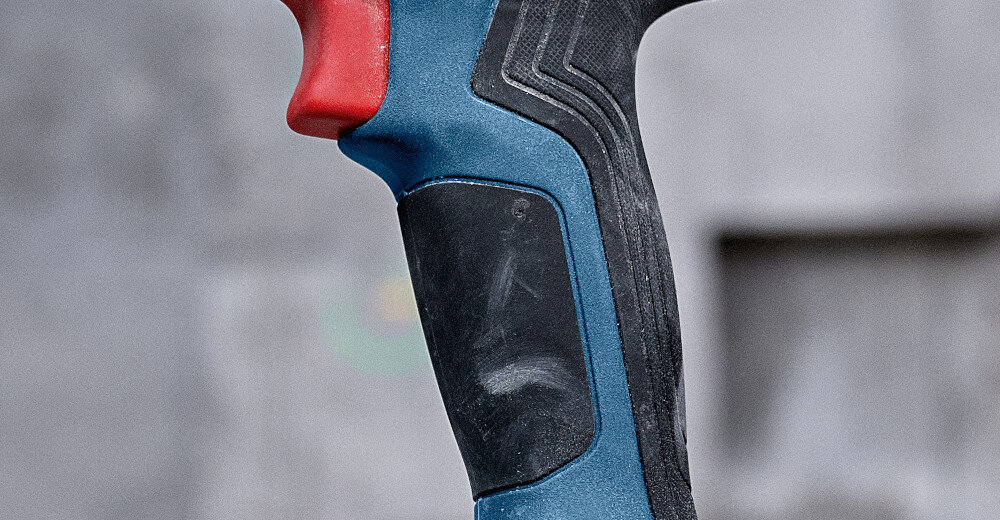 Klucz udarowy BOSCH GDS 18V-750 C 06019L9002 zbliżenie na rękojeść obudowa odporna na uszkodzenia ergonomiczny kształt rękojeści antypoślizgowa powłoka waga około 1,7 kg bez akumulatora większy komfort i lepsza kontrola narzędzia