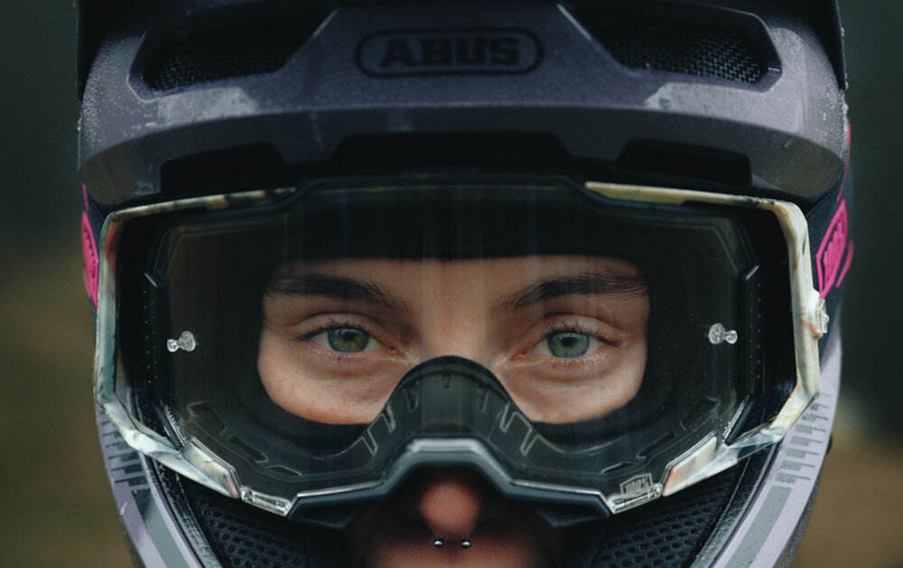 Kask rowerowy ABUS HiDrop Moss Zielony MTB (rozmiar M) osoba w kasku i goglach widoczna od przodu obszar przeznaczony do bezpiecznego zamocowania gogli uchwyt na gogle akcesoria pozostają tam, gdzie są potrzebne