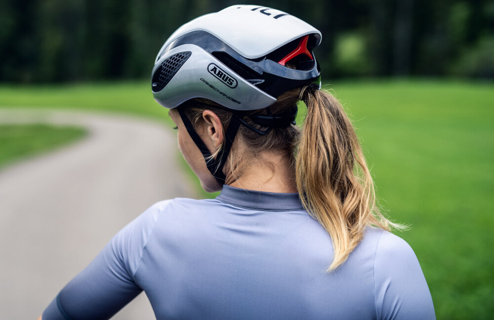 Kask rowerowy ABUS Gamechanger Polar Biało-czarny Szosowy rozmiar L, 59-62 cm rozmiar L system regulacji Zoom Spin z obrotowym pokrętłem z tyłu głowy zakres regulacji 59–62 cm półpierścień miejsce na warkocz zdejmowana wyściółka nadaje się do prania ręcznego