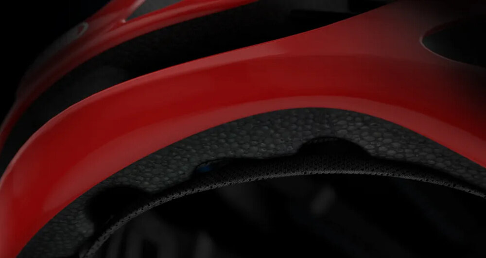 Kask rowerowy ABUS AirBreaker Performancer Performance Czerwony Szosowy rozmiar L zbliżenie na wnętrze kasku struktura plastra miodu w systemie Multi Speed Design dynamiczne dostosowanie przepływu powietrza do intensywności jazdy otwory wentylacyjne umożliwiają intensywne chłodzenie kask minimalizuje opór powietrza