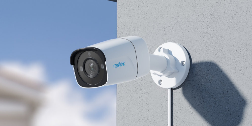 Kamera REOLINK P320 zawieszona na narożniku budynku