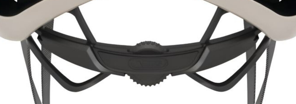Kask rowerowy ABUS AirBreaker Szampańskie złoto Szosowy rozmiar S zbliżenie na pokrętło do regulacji białe tło system Zoom Ace z precyzyjnym pokrętłem łatwe i szybkie dopasowanie kasku do obwodu głowy w zakresie od 51 do 55 cm regulacja jedną ręką kask nie przesuwa się w trakcie jazdy i nie powoduje ucisku bezpieczeństwo komfort