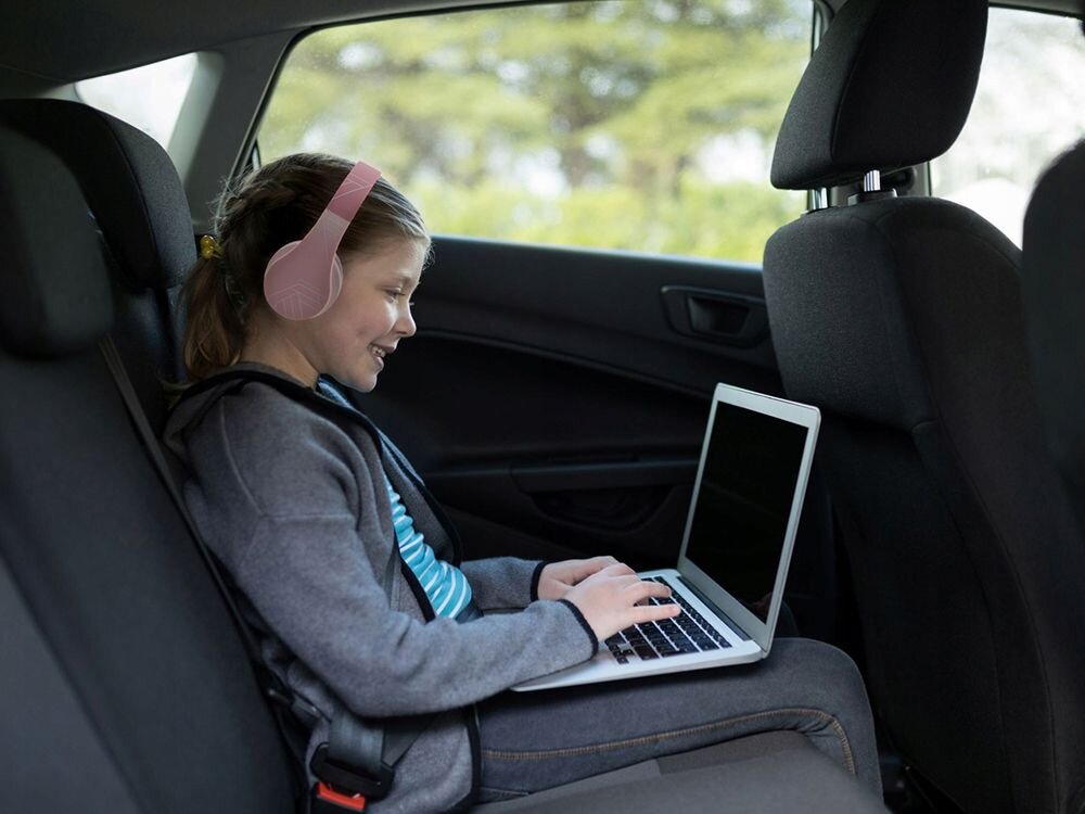 Słuchawki nauszne POWERLOCUS P1 dla dzieci bezpieczna konstrukcja codzienne użytkowanie, dziecko z założonymi słuchawkami nausznymi