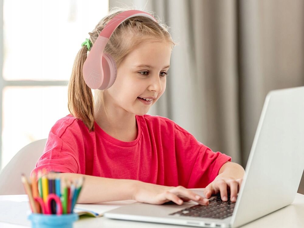 Słuchawki nauszne POWERLOCUS P1 limit głośności 85 dB ochrona słuchu dziecka, dziecko z założonymi słuchawkami nausznymi