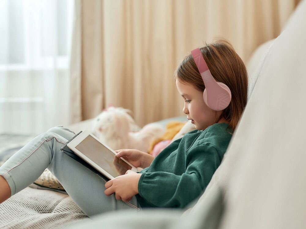 Słuchawki nauszne POWERLOCUS P1 pianka proteinowa wygodne nauszniki, dziecko z założonymi słuchawkami nausznymi