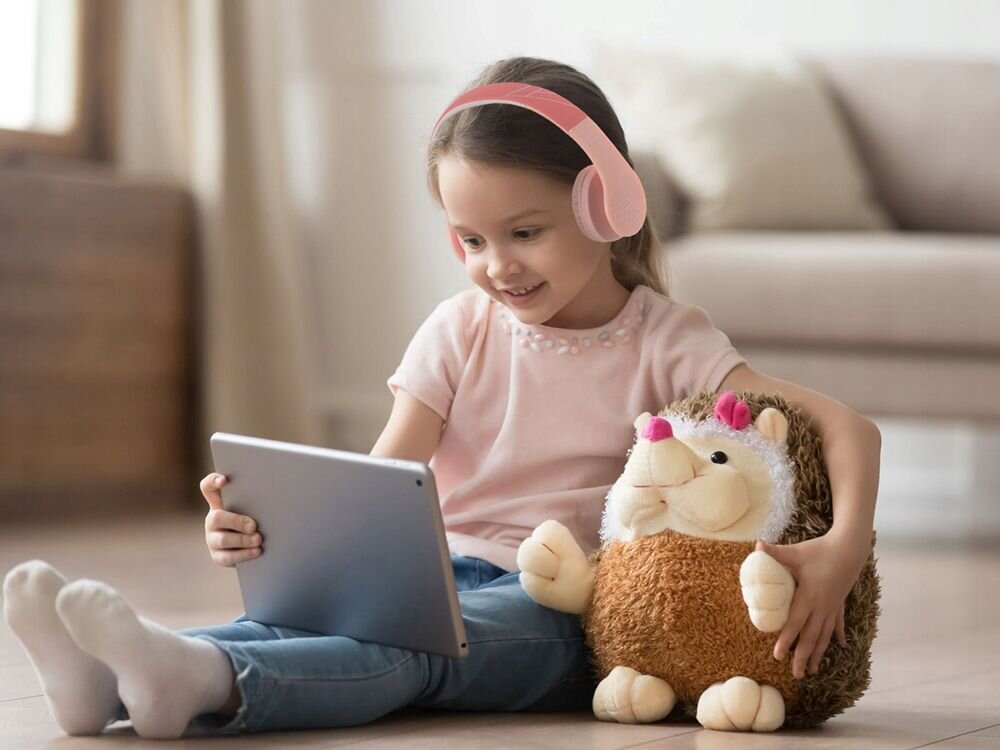 Słuchawki nauszne POWERLOCUS P1 pasmo 20-20000 Hz impedancja 32 Ohm, dziecko z założonymi słuchawkami nausznymi