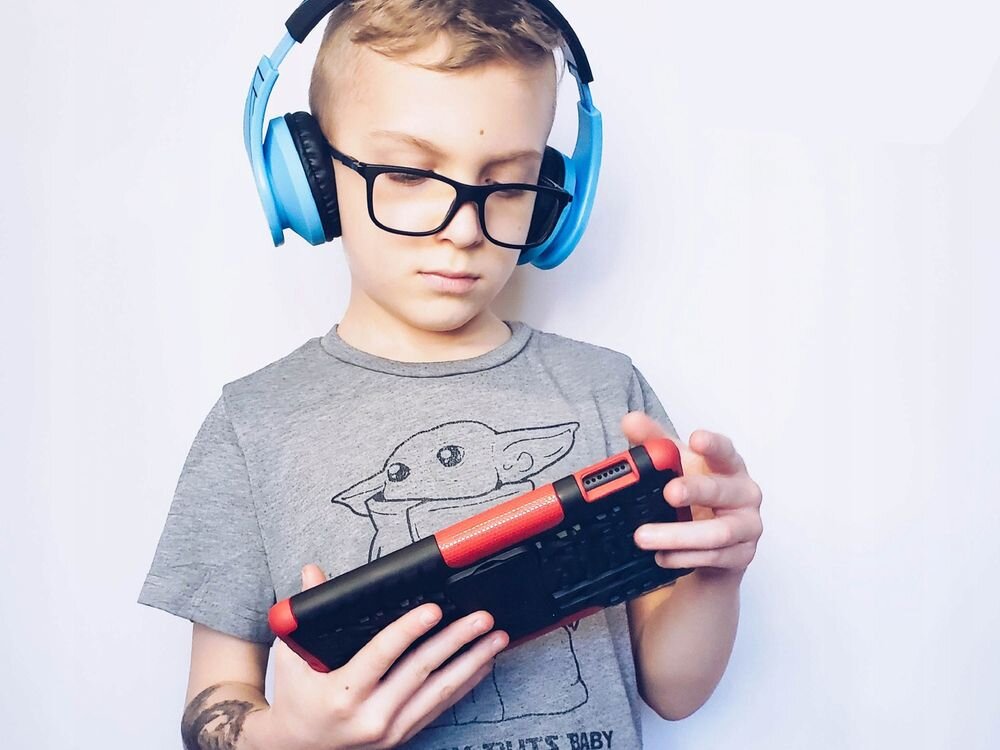 Słuchawki nauszne POWERLOCUS P1 limit głośności 85 dB ochrona słuchu dziecka, dziecko z założonymi słuchawkami nausznymi