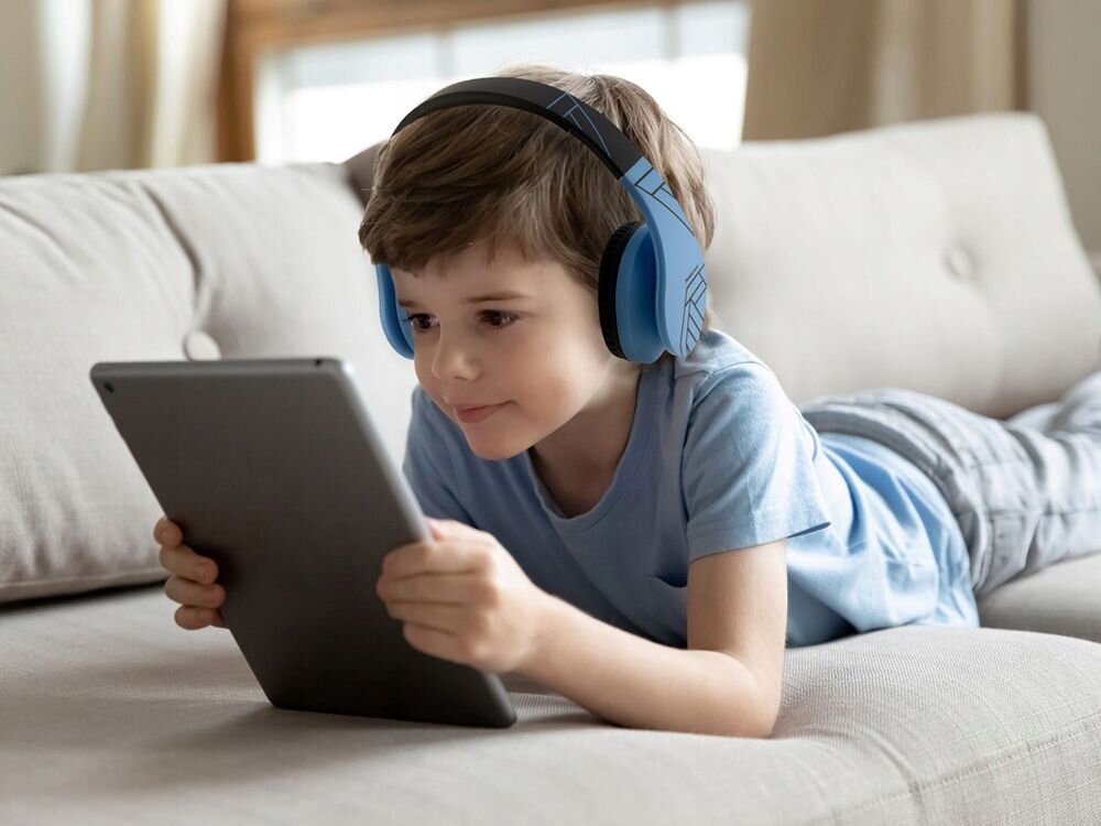 Słuchawki nauszne POWERLOCUS P1 mikrofon Bluetooth 5.3 nauka online, dziecko z założonymi słuchawkami nausznymi