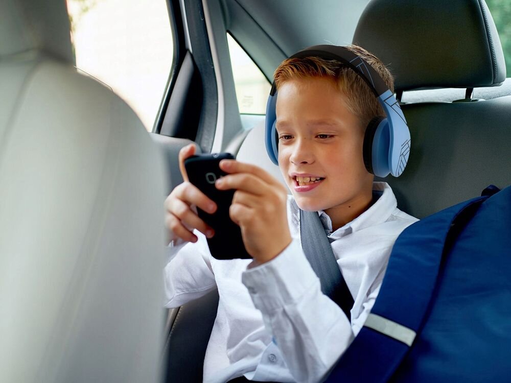 Słuchawki nauszne POWERLOCUS P1 pianka proteinowa wygodne nauszniki, dziecko z założonymi słuchawkami nausznymi