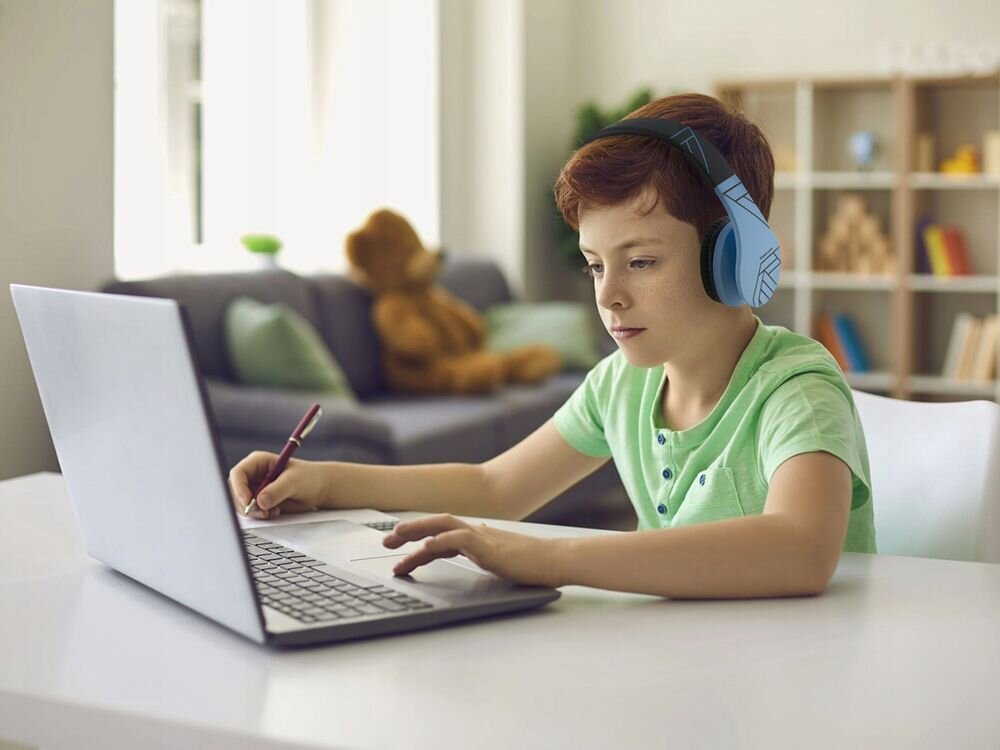 Słuchawki nauszne POWERLOCUS P1 pasmo 20-20000 Hz impedancja 32 Ohm, dziecko z założonymi słuchawkami nausznymi