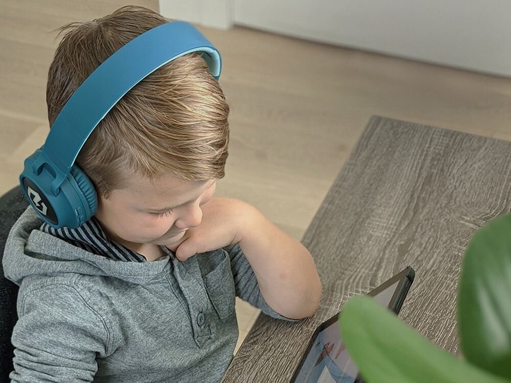 Słuchawki nauszne POWERLOCUS Buddy Kids z LED kolorowe podświetlenie dla dzieci, dziecko z założonymi słuchawkami nausznymi