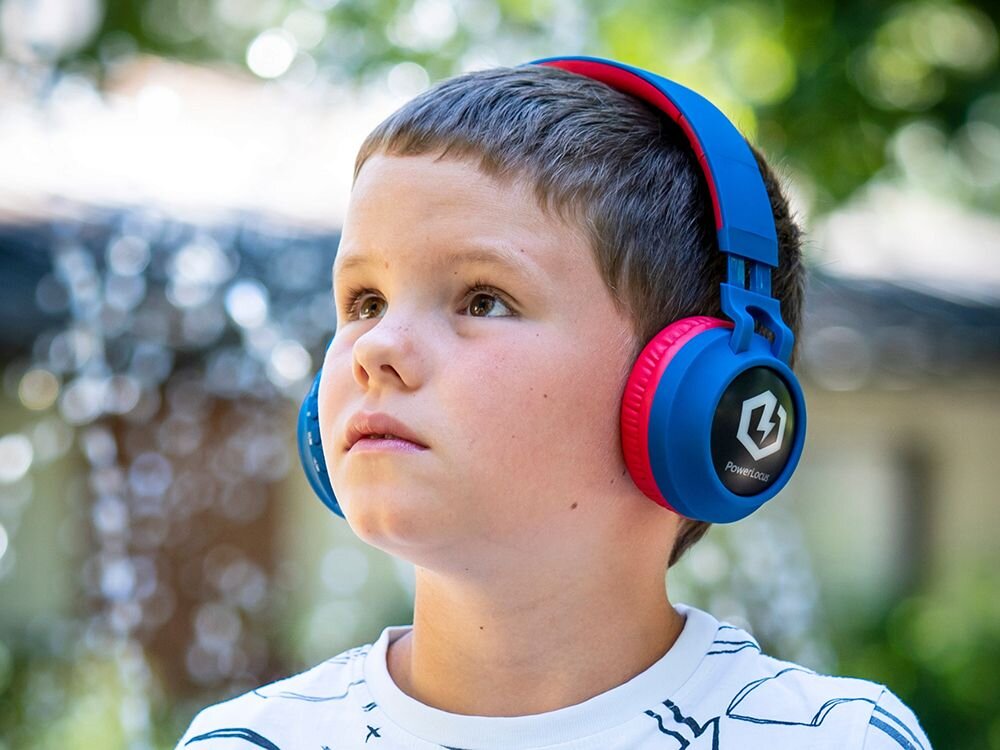 Słuchawki nauszne POWERLOCUS Buddy Kids bateria 15-20 godzin ładowanie 2h, dziecko z założonymi słuchawkami naunymi