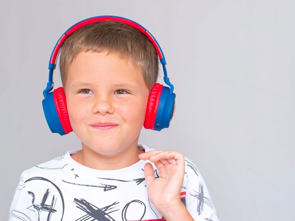 Słuchawki nauszne POWERLOCUS Buddy Kids mikrofon rozmowy gry online, dziecko z założonymi słuchawkami naunymi
