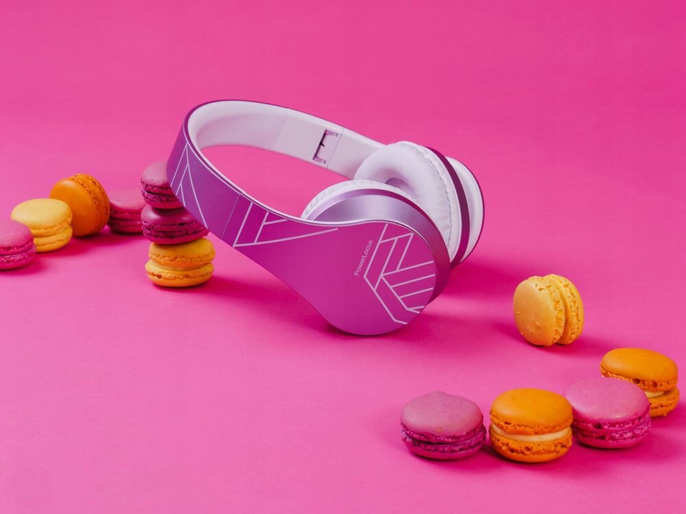 Słuchawki nauszne POWERLOCUS P2 Kids dla dzieci wygodne bezpieczne użytkowanie, Słuchwki nauszne po skosie na różowym tle