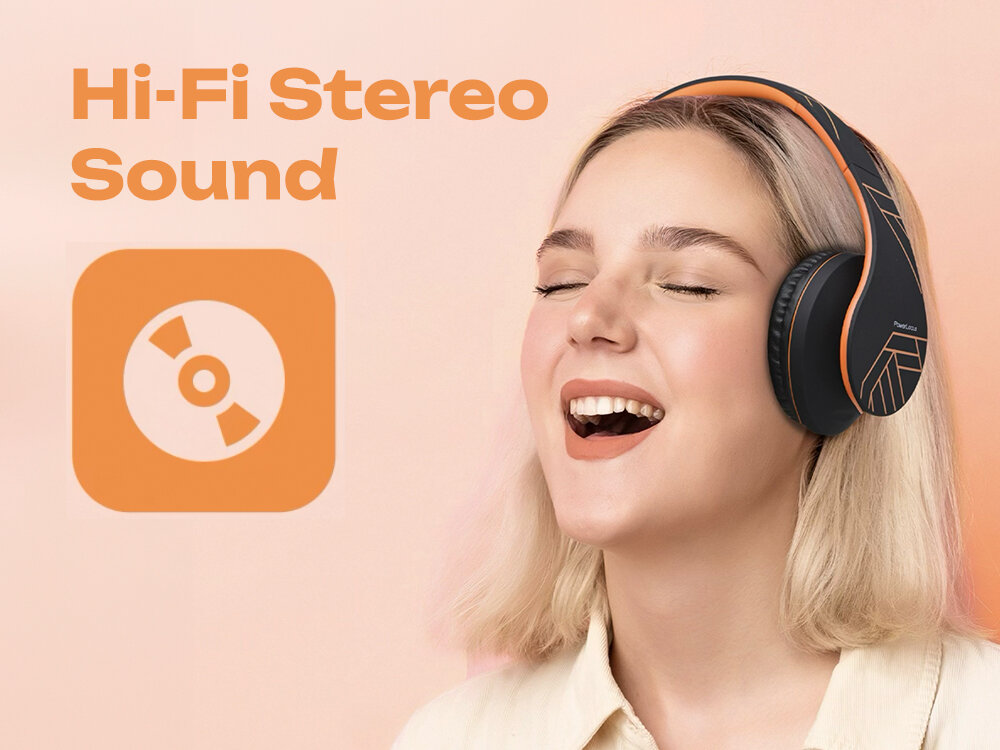 PowerLocus P2 dźwięk Hi-Fi mocny bas przetworniki 40mm słuchawki Bluetooth, osoba z założonymi sluchawkami nausznymi na jasnym tle