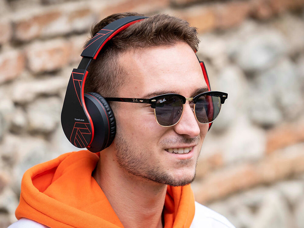 PowerLocus P2 słuchawki nauszne - miękkie poduszki z pianki memory foam, regulowany pałąk, Lekka konstrukcja, ososba z założonymi słychawkami nausznymi w plenerze