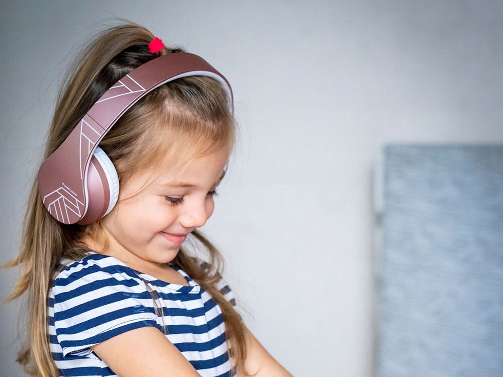 Słuchawki nauszne POWERLOCUS P2 Kids hipoalergiczne materiały bez BPA, dziecko z założonymi słuchawkami nausznymi