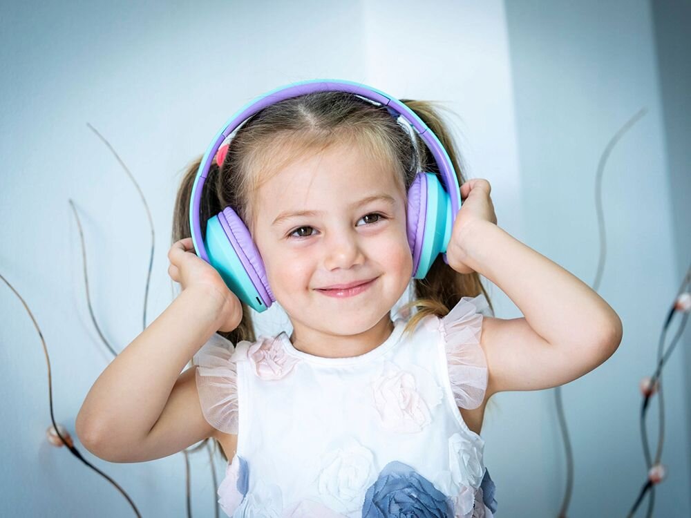 Słuchawki nauszne POWERLOCUS P2 Kids 85 dB Bluetooth 5.0 dane techniczne, dziecko z założonymi słuchawkami nausznymi