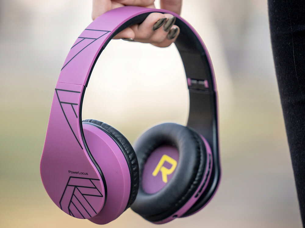 PowerLocus P2 słuchawki nauszne Bluetooth 5.3 AUX microSD radio FM, osoba trzymająca słuchawki nauszne w ręku