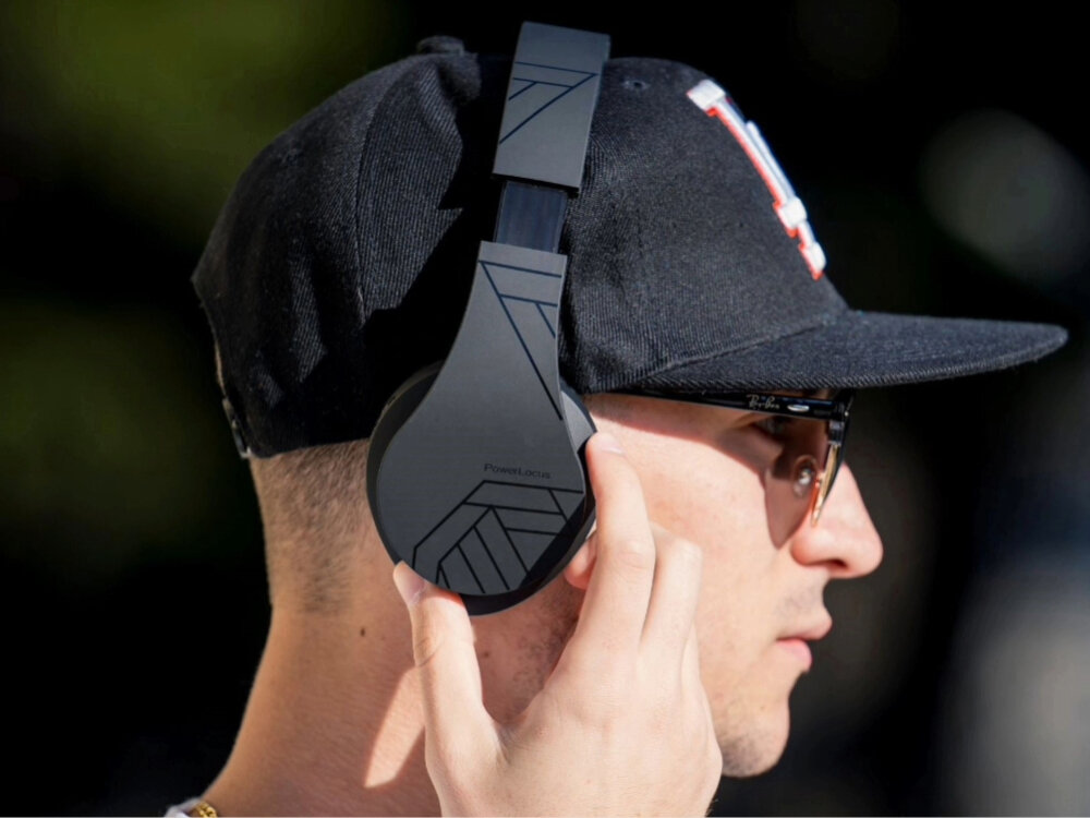 PowerLocus P2 bateria 20 godzin USB-C szybkie ładowanie słuchawki Bluetooth i AUX, osoba z założonymi słuchawkami nausznymi