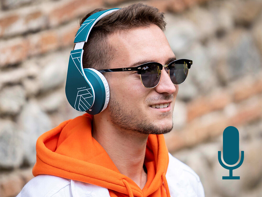 PowerLocus P2 Bluetooth 5.3 mikrofon redukcja szumów rozmowy telefoniczne wideokonferencje, osoba z założonymi słuchawkami nausznymi