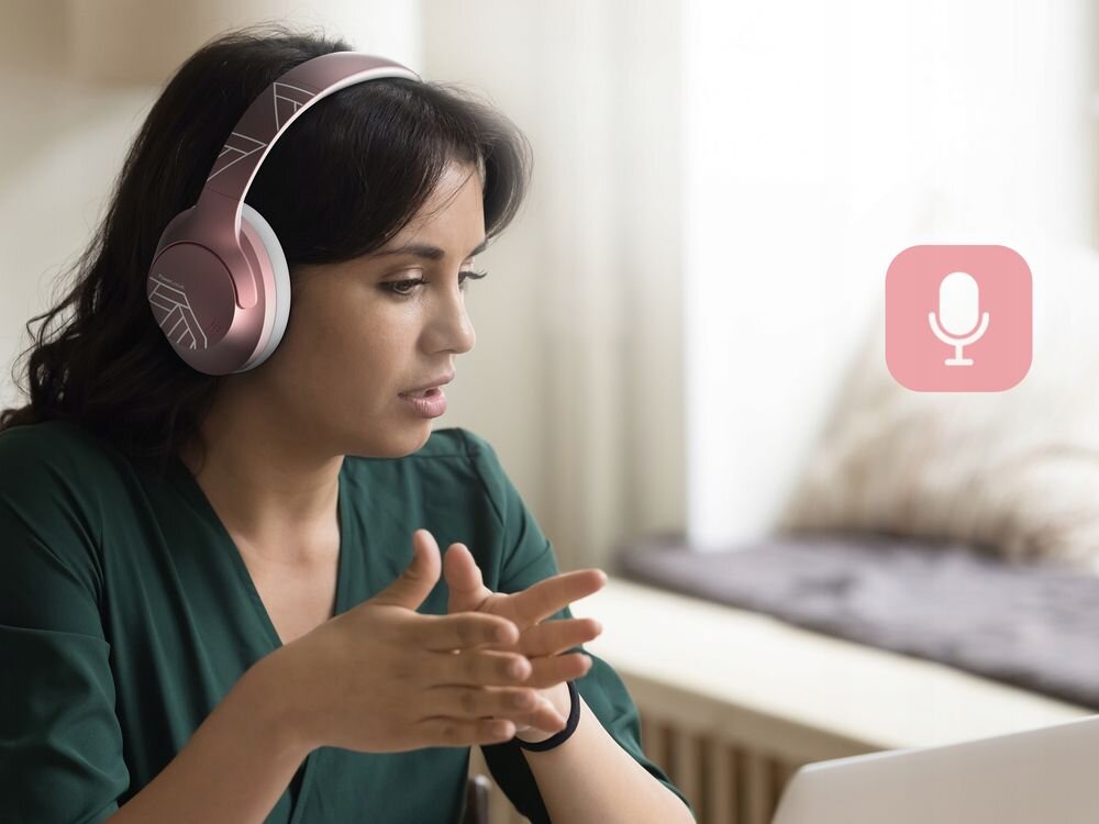 Słuchawki nauszne POWERLOCUS P3 komfort memory foam nauszniki over-ear, osoba z założonymi słuchawkami nausznymi