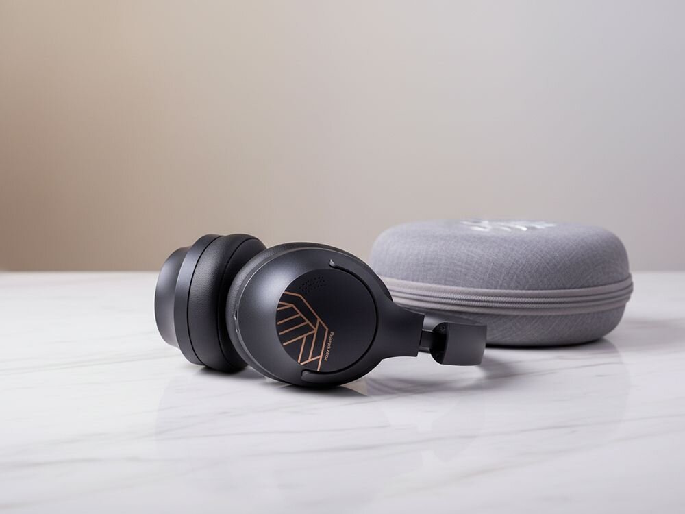Słuchawki nauszne POWERLOCUS P3 komfort memory foam nauszniki over-ear, osoba z założonymi słuchawkami nausznymi