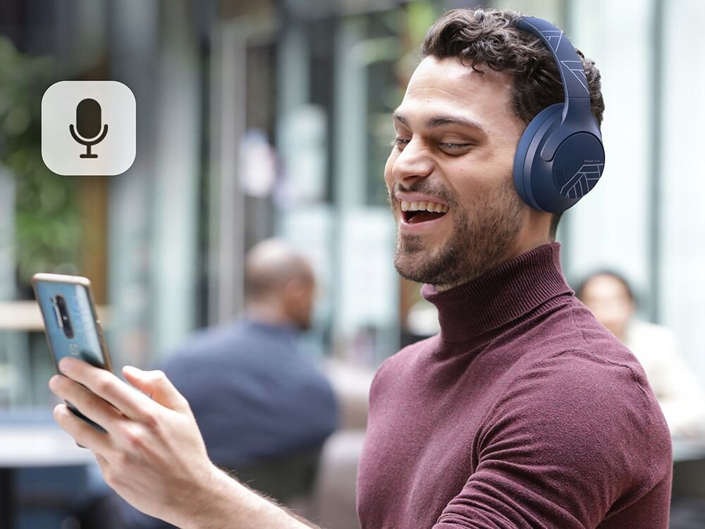 Słuchawki nauszne POWERLOCUS P3 tryb gamingowy niskie opóźnienia, osoba z założonymi słuchawkami nausznymi z filiżanką kawy w ręku