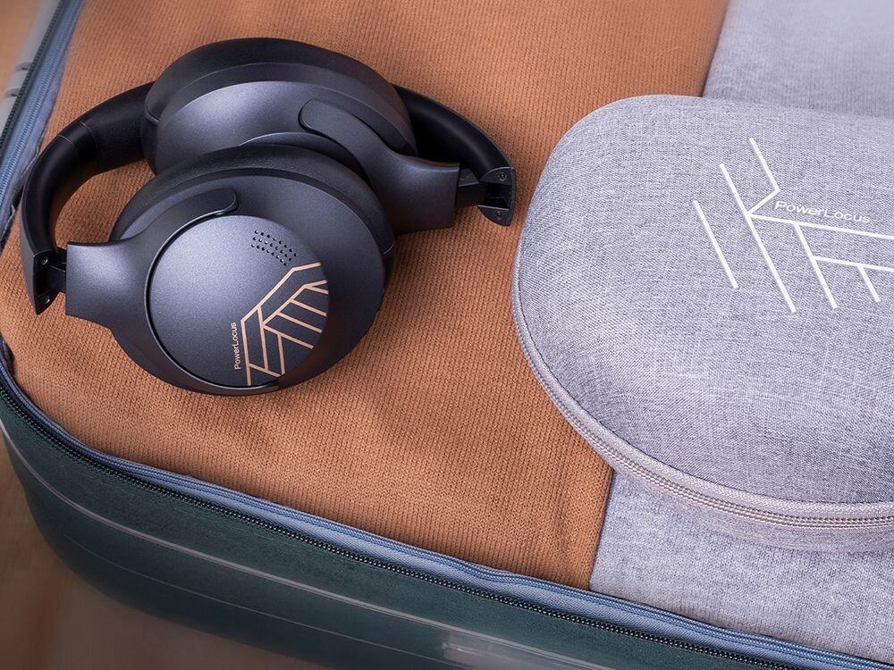 Słuchawki nauszne POWERLOCUS P3 ponad 50 godzin pracy USB-C kabel AUX, słuchawki wraz z etui leżące w walizce