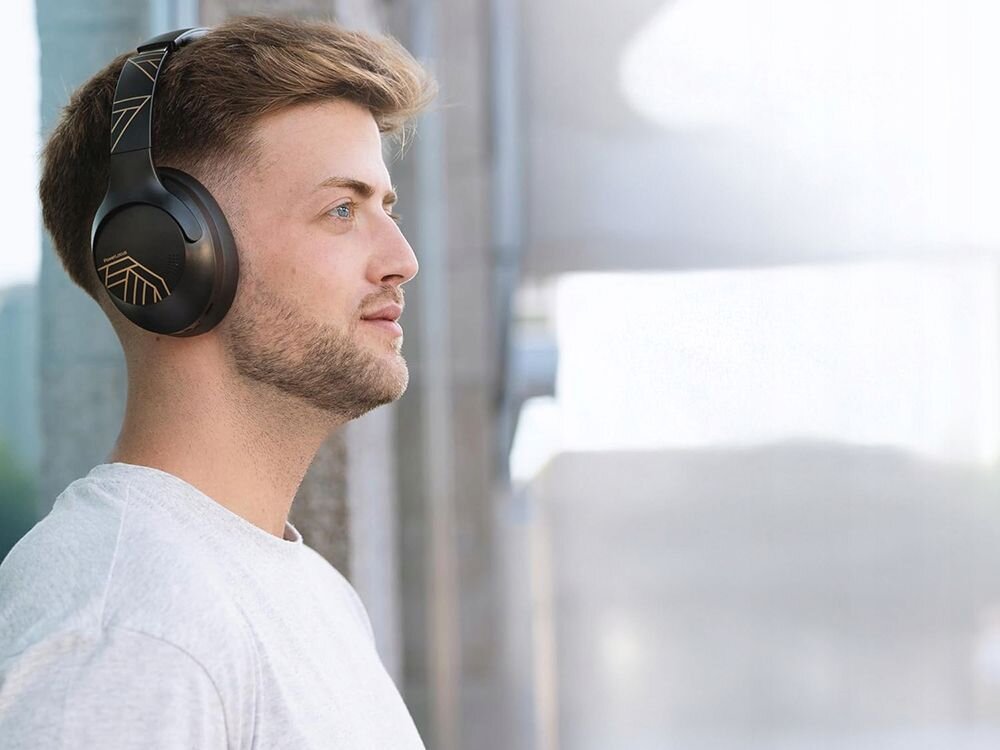 Słuchawki nauszne POWERLOCUS P3 składana konstrukcja etui mobilność, osoba z załozonymi słuchawkami nausznymi