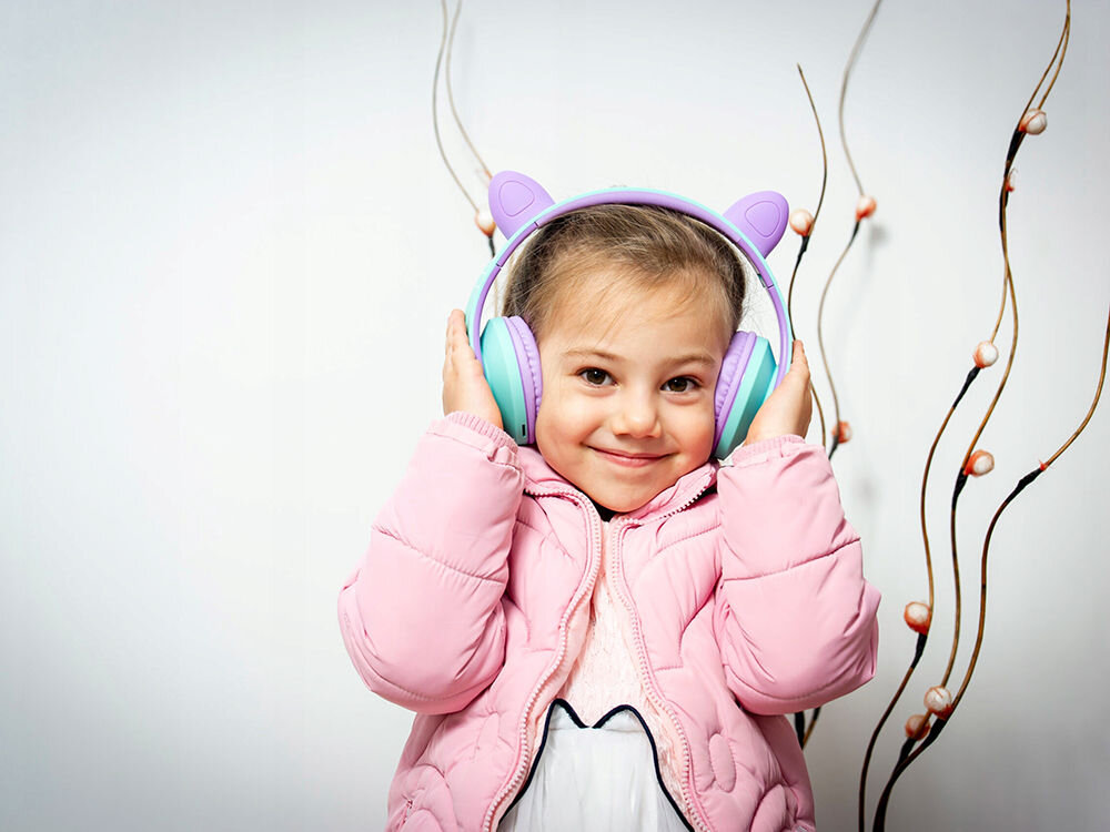 Słuchawki POWERLOCUS P2 Kids z świecącymi kocimi uszami LED dla dzieci, dziecko z założonymi słuchawkami nausznymi