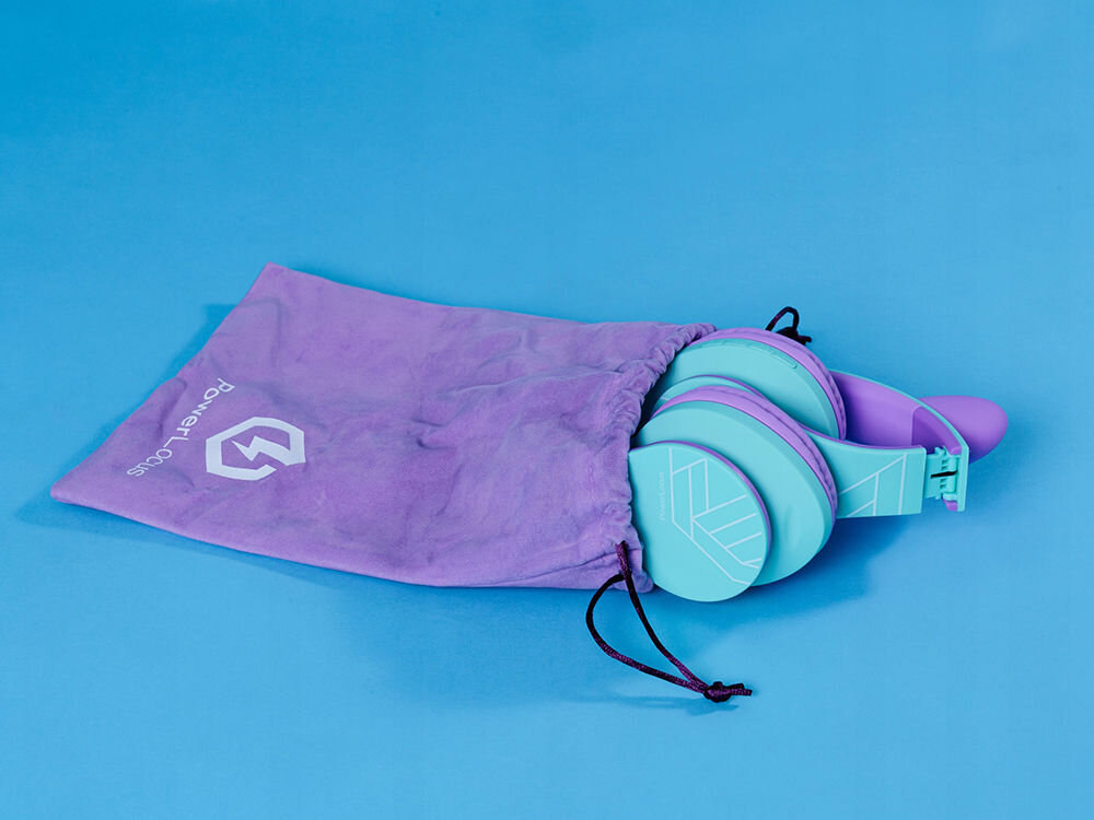 Słuchawki POWERLOCUS P2 Kids z hipoalergicznymi materiałami wolnymi od BPA, słuchawki nauszne z etui na niebieskim tle